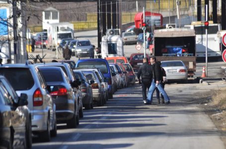 Vazhdojnë kolonat e gjata në pikën kufitare Dheu i Bardhë, bashkatdhetarët presin deri në pesë orë