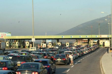 Kolona në dy pikat kufitare, pritje deri një orë për të dalë dhe hyrë në Kosovë