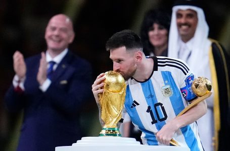 Gjashtë fanella të kapitenit të Argjentinës, Leo Messi nga Kupa e Botës 2022 shiten së bashku për 7 milionë euro