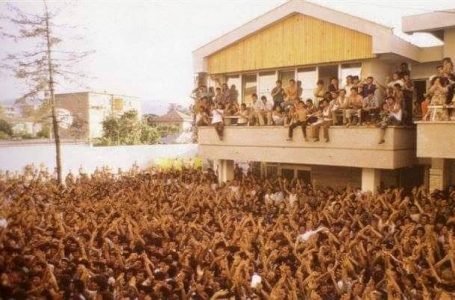 Eksodi historik i shqiptarëve, 33 vite më parë u rrëzua ‘Muri i Berlinit’ në Tiranë
