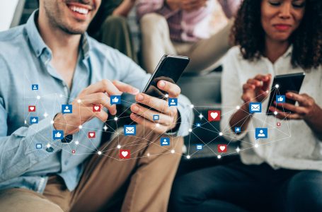 Shifrat janë ‘tronditëse’ – ja sa ‘vite të jetës’ shpenzon një përdorues tipik në mediat sociale