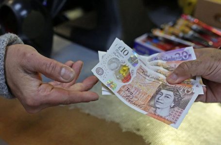 Ngritja e pagave në Britani të Madhe shton presionin për rritjen e normave të interesit