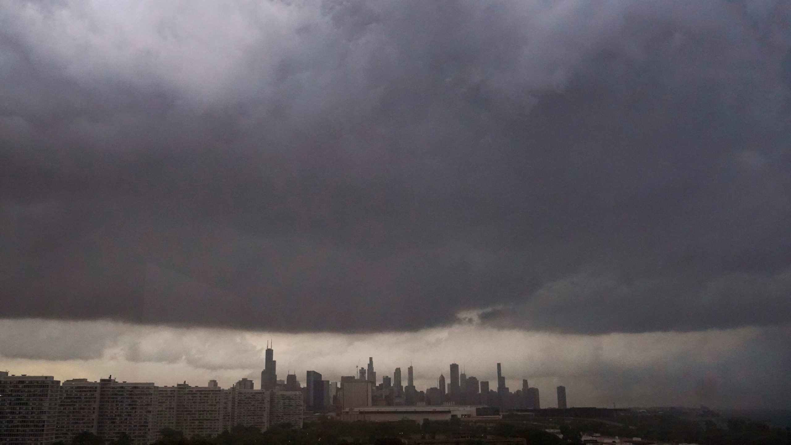 VIDEO/ Tornado godet qendrën e qytetit të Çikagos