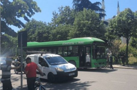 Autobusi përplas motorin, lëndohet një 12 vjeçar
