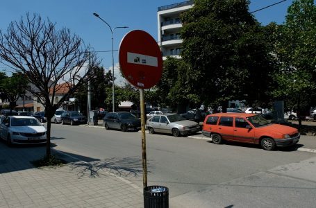 Makina të parkuara kudo, kërkohet ndëshkimi i ngasësve me gjoba