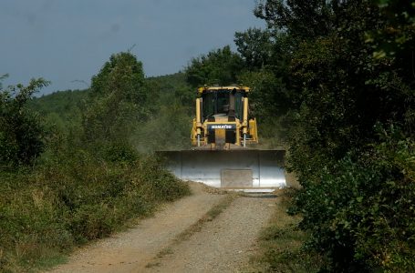 Ish-banorët e fshatit Zylfaj nisin iniciativën për zgjerimin dhe shtrimin e rrugës me gurë