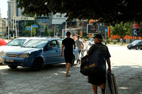 Trotuari në qendër të qytetit është kthyer në parking publik