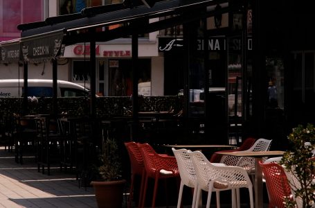 Jo të gjithë gastronomët pajisen me faturë për shfrytëzimin e hapësirave publike në Gjakovë