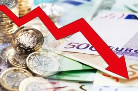 Euro nis muajin me rënie, monedha këmbehet për 106.37 lekë, dollari drejt rritjes