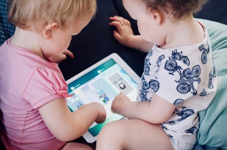 Ekspozimi i fëmijëve ndaj ekraneve pengon zhvillimin e tyre, thotë një studim
