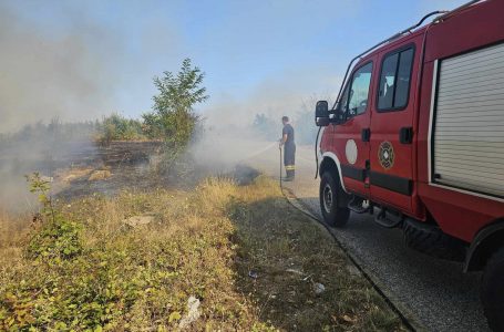 Përballja me flakët – zjarrfikësit e Deçanit intervenuan në tetë raste ditën e djeshme