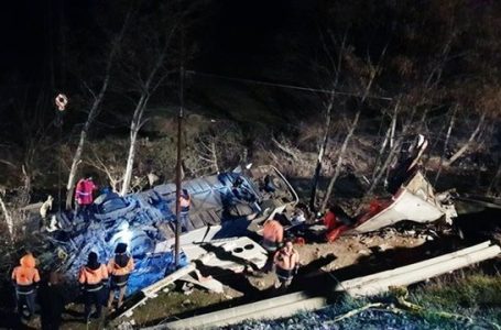 Përmbyset autobusi me alpinistë, të paktën 10 viktima