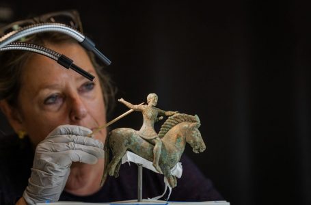 Statujëza unike 2 500-vjeçare nga Shqipëria mbërrin në Muzeun Getty për ekzaminime të mëtejshme