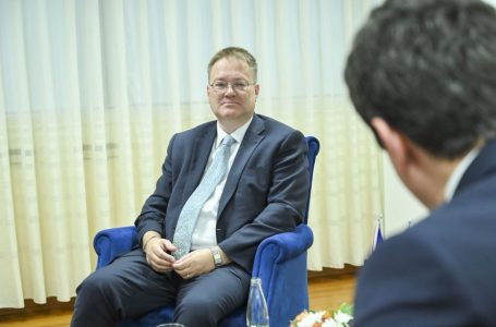 Abbott i shqetësuar me dorëheqjet e policëve serbë, përmend edhe frikësimet e jashtme