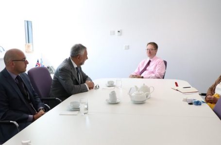 Ambasadori britanik takohet me shefin e EULEX-it, flasin për situatën në veri të Kosovës