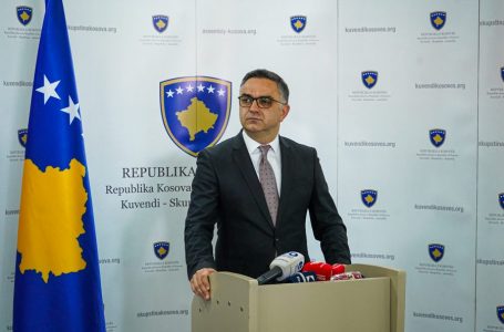 Tahiri: Fillim kaotik i vitit shkollor, Qeveria prej një problemi i krijon dhjetë të tjerë