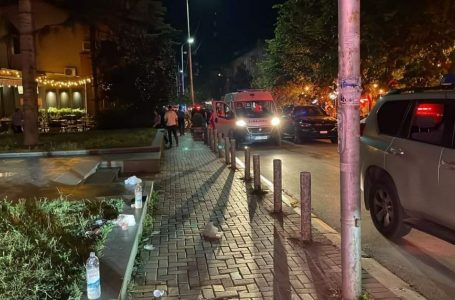 Gjendja e të lënduarve nga përleshja me armë zjarri në Prishtinë, SHKUK njofton se 17 persona kanë kërkuar ndihmë mjekësore