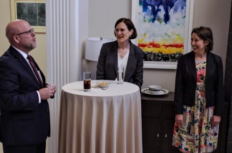 Hovenier njofton për angazhimin e Këshilltares për Çështje Publike