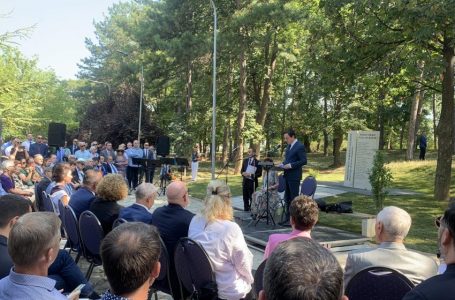 Inaugurohet “Muri i Nderit” për sakrificën e shqiptarëve gjatë Holokaustit