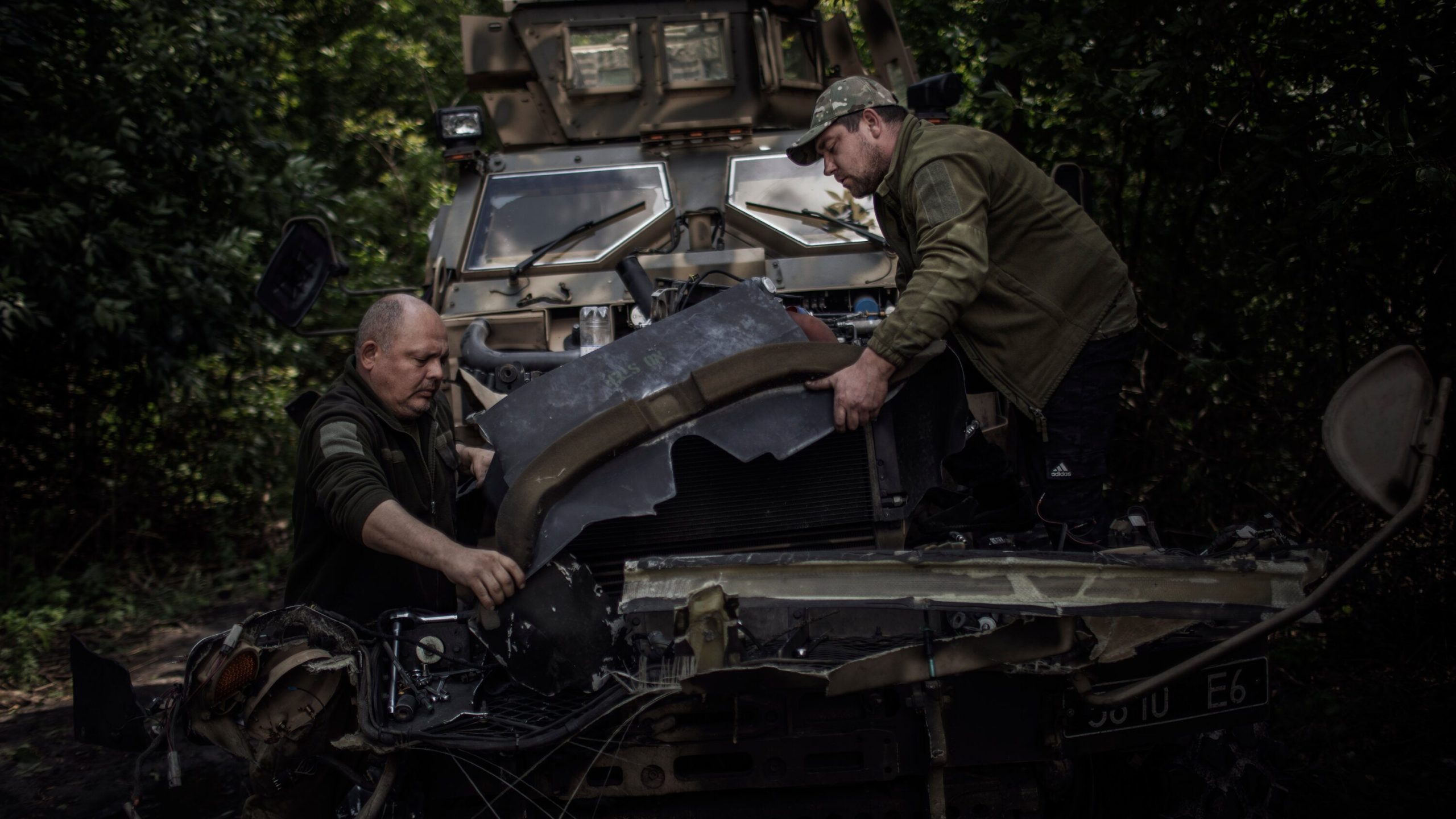 Brenda hapësirës së fshehtë, ku ukrainasit riparojnë armët perëndimore që u janë dhënë
