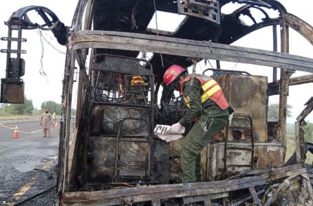 18 të vdekur pasi digjet një autobus në Pakistan