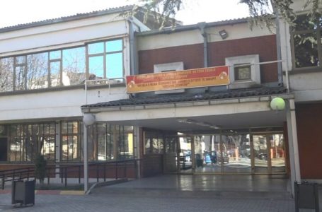 Punonjësit e shkollave të mesme në Tetovë, pa rrogat e korrikut