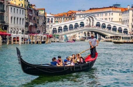 Venecia pritet të vendos tarifë pesë euroshe për turistët