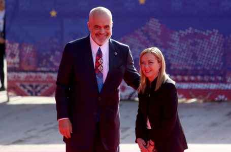 Kryeministrja italiane mbërrin në Gjadër të Lezhës, pritet nga Edi Rama