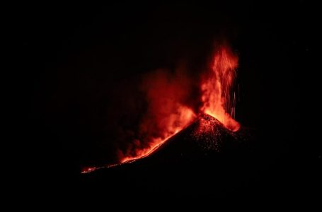 Shpërthimi i vullkanit Etna – pamje që tregojnë “spektaklin” që ofroi gjatë natës