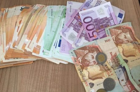 Euro njeh vetëm rritje në tregun valutor në Shqipëri