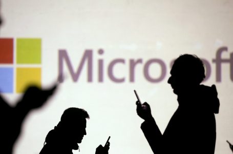 Microsoft thotë se hakerë të lidhur me Rusinë shënjestrojnë shumë organizata botërore