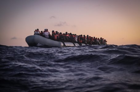 Tentuan të kalonin Kanalin Anglez, fundoset varka me emigrantë, një i vdekur dhe një i plagosur