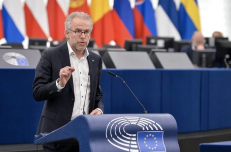 Eurodeputeti holandez i reagon zëdhënësit të BE-së: Ndaloni zbutjen e destabilizuesve (Serbisë)