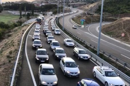 10 kilometra kolona, bllokohet Rruga e Kombit