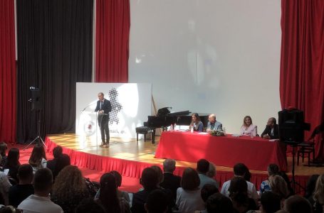Seminari i Gjuhës mbahet për dy javë në Prishtinë – Abbott: Veprat e Naim Frashërit e Kadaresë ishin urë lidhëse ndërmjet kulturave