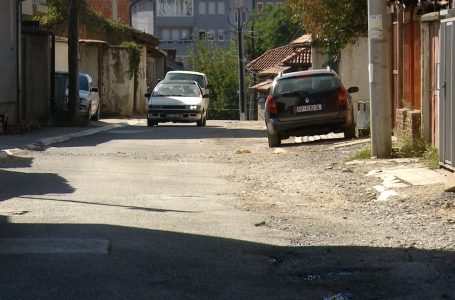 Rruga “Xheladin Hana” ka rreth tre muaj e dëmtuar, KRU “Gjakova” thotë se komuna i ndaloi punimet, këta të fundit i mohojnë