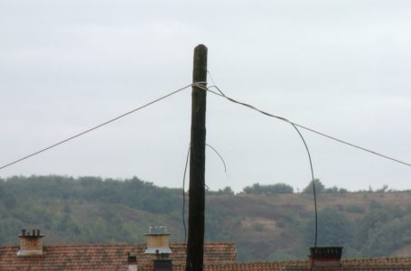 Shtyllat elektrike në Brekoc prej 30 vitesh pa asnjë investim
