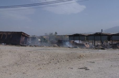 Një grumbull i mbeturinave në lagjen “Ali Ibra” është përfshirë nga zjarri