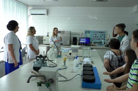 Anëtarët e “Handikos Gjakova” vizitojnë Impiantin e trajtimit të ujit të pijes