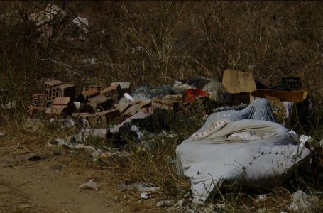 Mbeturina të shumta rreth qendrës mësimore ‘’Bethany Christian Services’’