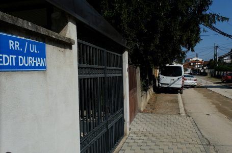Rruga “Edit Durham” në Gjakovë vazhdon të mbetet e dëmtuar, shkak intervenimi i KRU “Gjakova”