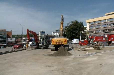 Në udhëkryqin në qendër të qytetit së shpejti semaforët e rinj
