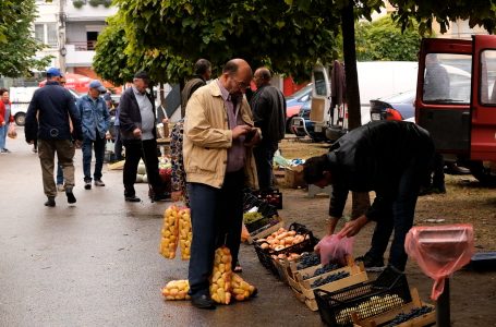 Trotuaret e mbushur me shitës thonë se tregu nuk i plotëson kushtet