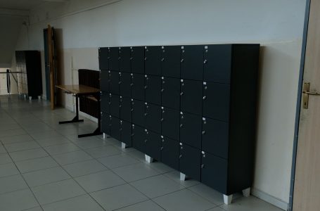 Nxënësit ankohen për peshën e librave, dollapët e shkollave shumica bosh