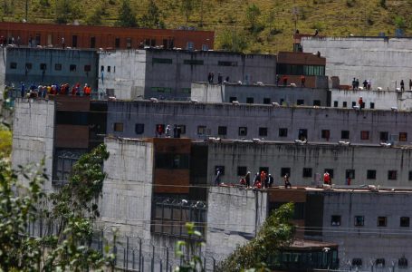 Shpërthejnë dy makina bombë në Ekuador, të burgosurit marrin peng 57 agjentë