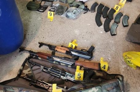 Armë automatike, fishekë, granata dore dhe eksploziv – Policia gjen armatim në Zveçan