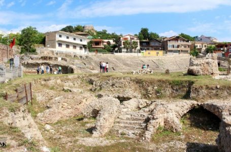 Historia 3000 vjeçare e Durrësit, turistët të mahnitur nga monumentet arkeologjike
