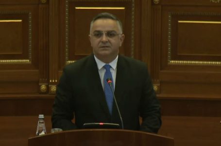 Tahiri: Qeveria nuk ka guxim të ballafaqohet me të vërtetën, vendimi për librat është skandaloz