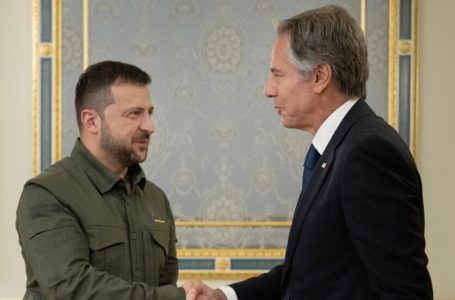 Blinken takohet me Zelenskyn në Kiev