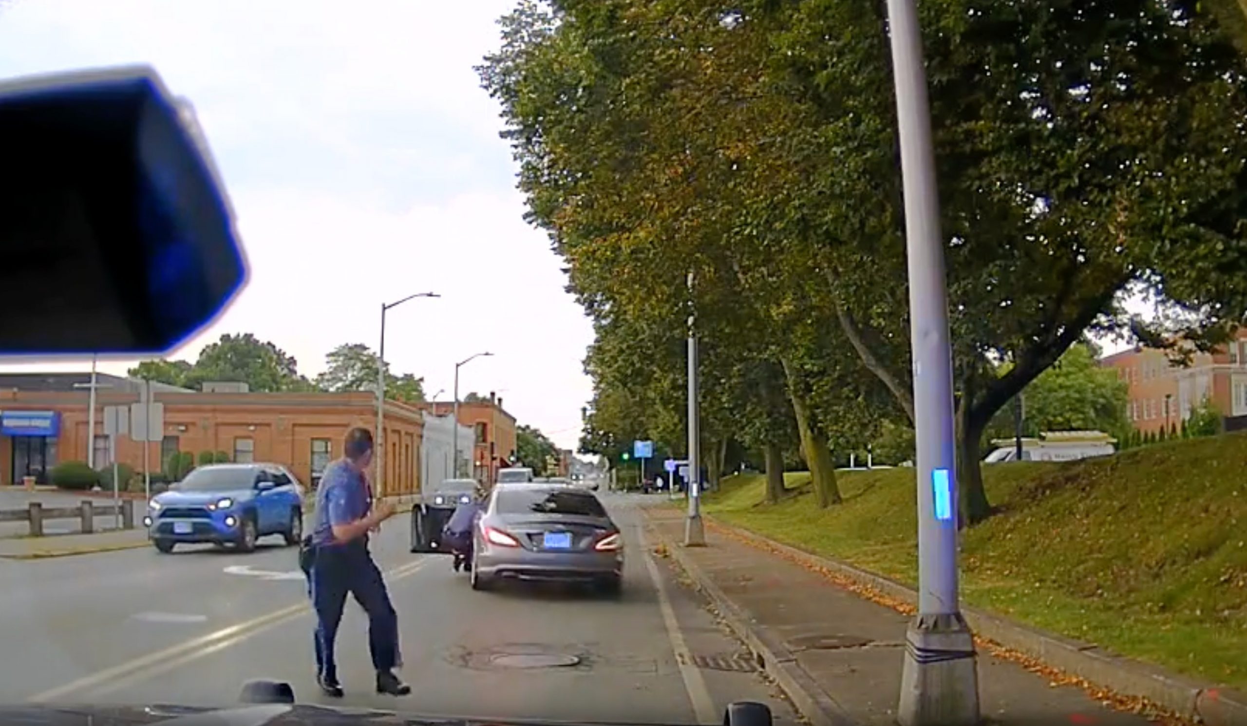 VIDEO/ U ndalua për kontroll, shoferi i jep gaz makinës dhe tërheq zvarrë policin